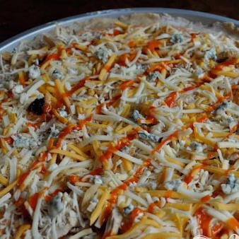 1. Этап. Пицца с курицей: Равномерно покрошить кубиками куриного филе и покрыть все остатками сыров. Сверху полить небольшим количеством томатного соуса.