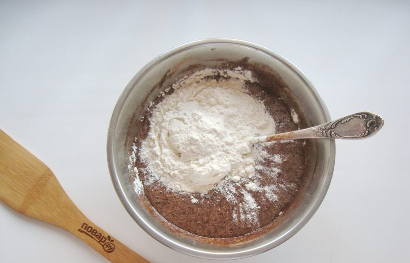 1. Этап. Торт Престиж: Просеянную муку постепенно всыпьте в миску. А также соду, погашенную уксусом.