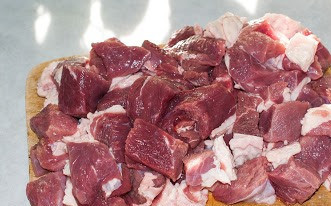 1. Этап. Фарш из телятины: Телятину промываем и режем средними кусочками.