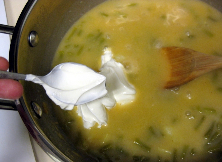 1. Этап. Суп из стручков фасоли: Как только мука раствориться, добавьте сметану и специи.