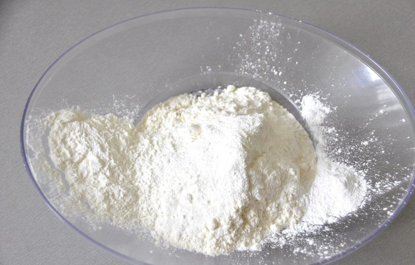 1. Этап. Печенье Причуда: Смешайте муку, ванильный сахар, крахмал и разрыхлитель.