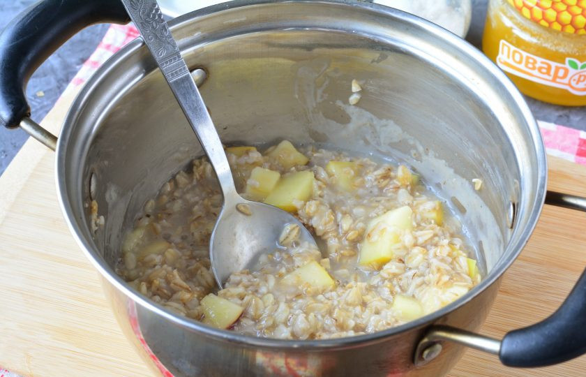 1. Этап. Овсяная каша с медом и яблоками: Варите кашу еще 3 минуты до мягкости яблок.