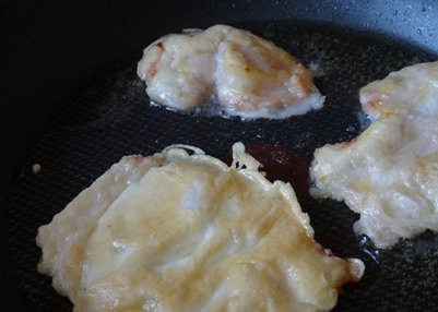 1. Этап. Отбивные из кальмаров: 4. Жарим до готовности с двух сторон. Кальмар, как известно, готовится очень быстро, поэтому на скорую руку вы сможете приготовить сытный и в то же время легкий ужин.