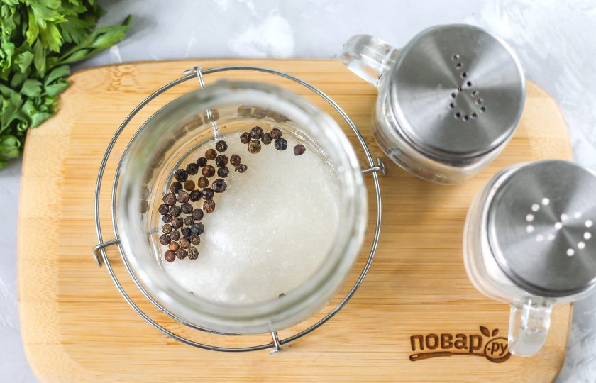 1. Этап. Жареный болгарский перец в маринаде: В чистую и промытую банку всыпьте горошины черного перца, соль и сахарный песок. Влейте уксус 9%.