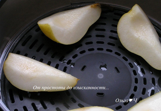 1. Этап. Рисовый пудинг с грушей: Груши разрежьте на 4 части, вырежьте сердцевину, сбрызните лимонным соком и положите в чашу №2.