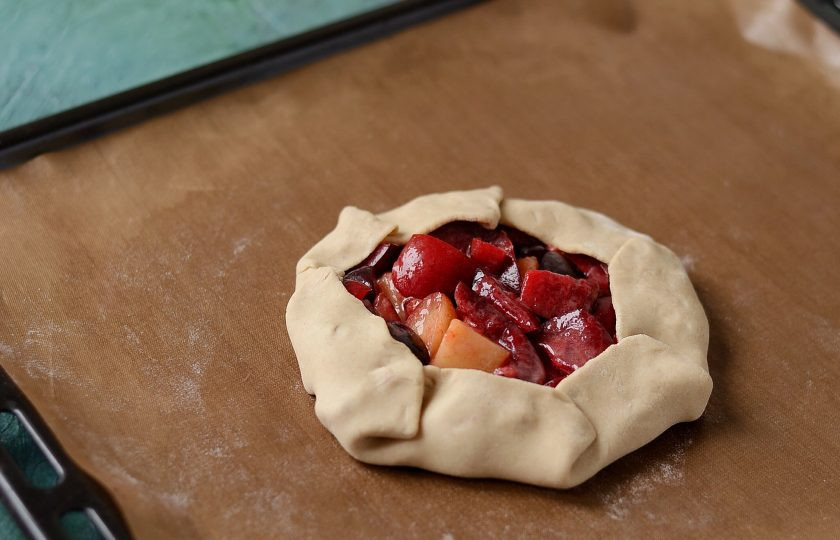 1. Этап. Диетические галеты: Заверните края галеты. Выпекайте в заранее разогретой до 200 градусов духовке 20 минут.