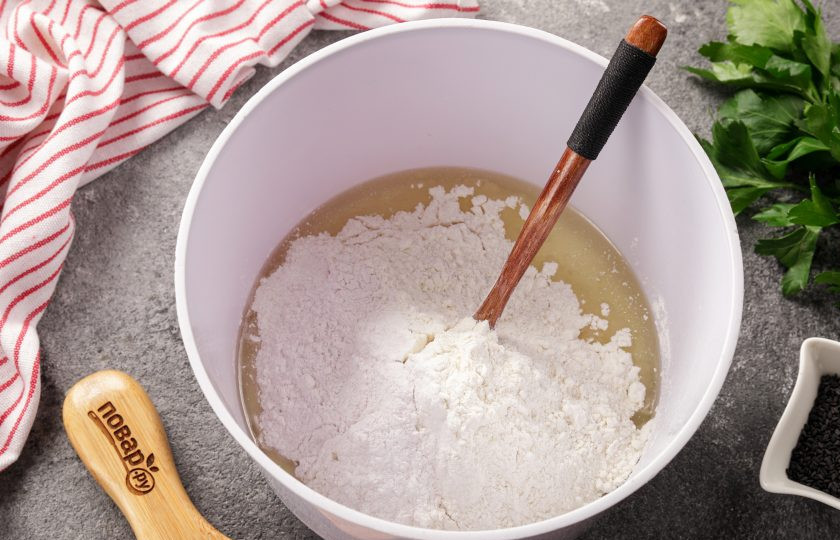 1. Этап. Бездрожжевой пирог с курицей: Добавьте разрыхлитель и частями введите муку.