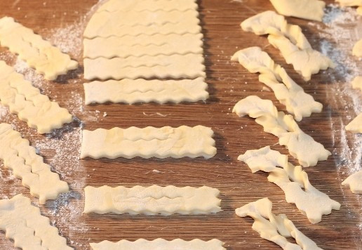 1. Этап. По мотивам кребли или вергуны: 13. Теперь возьмите заготовку за один край и протяните его внутрь через надрез, выворачивая наружу. Заготовки прикрыть пленкой от заветривания.