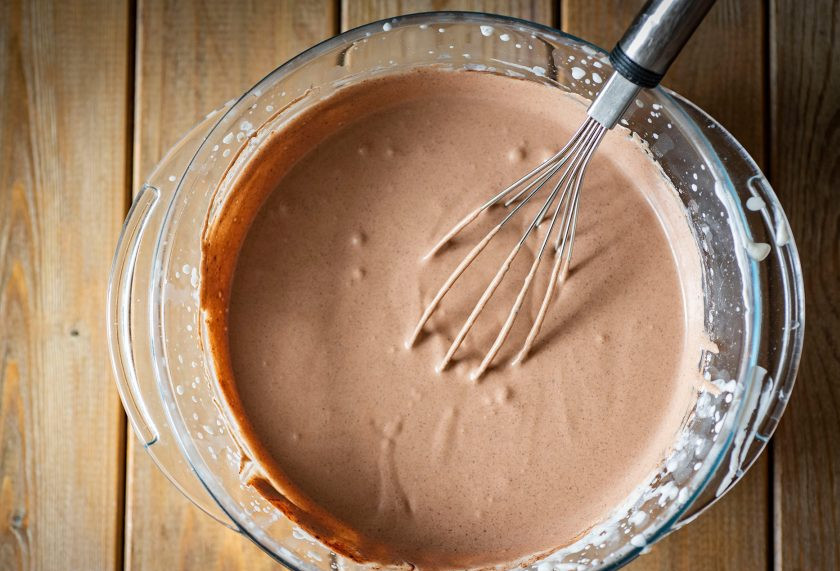 1. Этап. Шоколадный пломбир: Венчиком все перемешайте до получения однородной смеси.