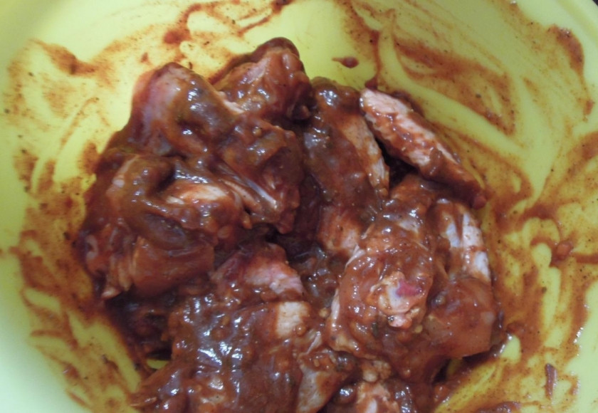 1. Этап. Острые крылышки в панировке: 2. Куриные крылья хорошенько мою и вытираю насухо (не обрезаю тонкую часть, а оставляю цельными). Перекладываю крылья в миску к соусу. Перемешиваю, чтобы маринад покрыл каждое. Оставляю на 30-60 минут.