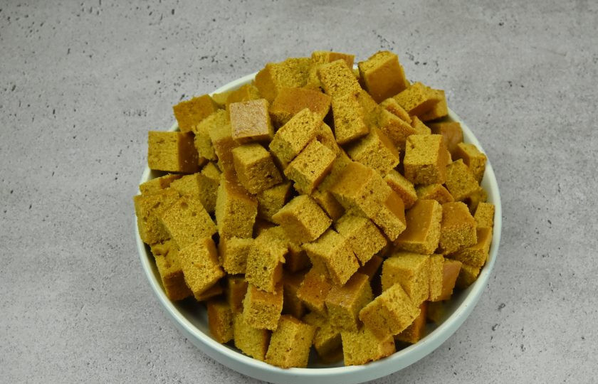 1. Этап. Торт Медок: Большой корж нарежьте кубиками размером 1х1 см.