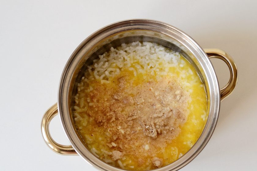 1. Этап. Постный рисовый пудинг: Добавьте апельсиновый сок и измельченный миндаль в рис. Взбейте блендером до однородной консистенции.