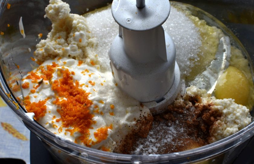 1. Этап. Венские творожные вафли: В чашу комбайна выложите творог, сахар, яйца, сметану, цедру и пряности. Добавьте щепотку соли и пробейте в пульсовом режиме до однородности.