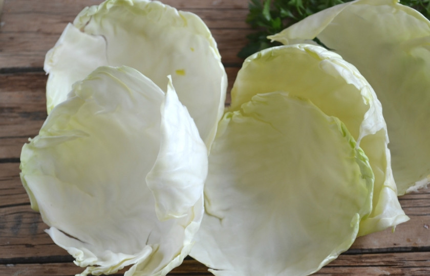 1. Этап. Голубцы, фаршированные мясом и рисом: Листья капусты отделите от кочана и положите по 2-3 штуки в кипящую воду на 7-10 минут, чтобы они как следует размягчились.