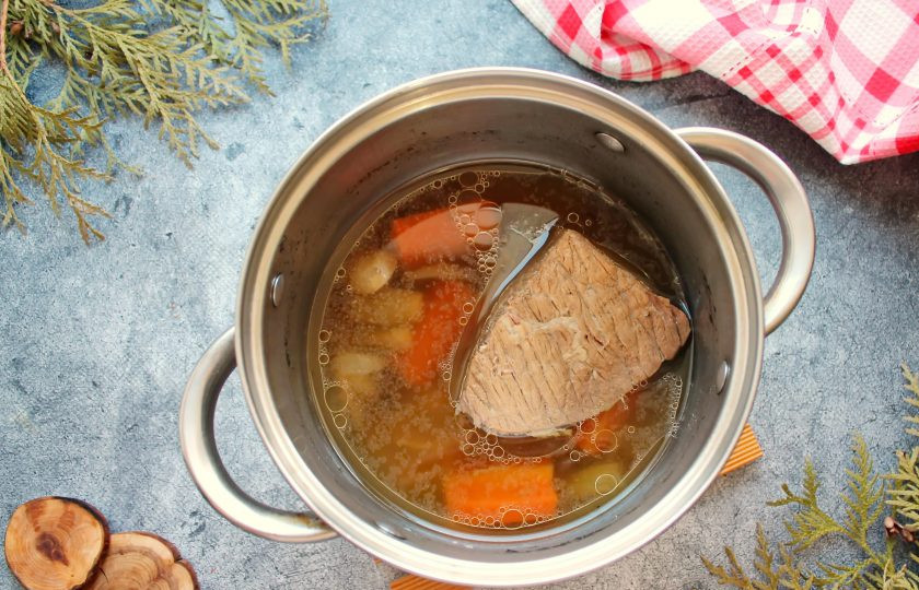 1. Этап. Ропа вьеха: Все посолите, налейте холодную воду и поставьте на средний огонь. После закипания удалите пену, убавьте огонь и готовьте без крышки, пока мясо не начнет распадаться на волокна. У меня ушло почти 2.5 часа. После этого снимите кастрюлю с огня, закройте крышкой и дайте мясу полностью остыть в бульоне.