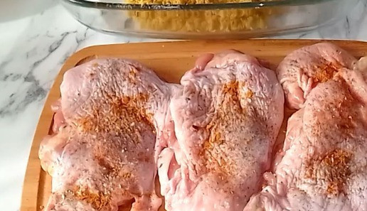 1. Этап. Куриный шницель в чипсах с грибным соусом: Куриное филе (у меня филе куриного бедра) посолите и поперчите с двух сторон. Добавьте любимые специи (я добавляю готовую приправу для курицы). Если используете грудку предварительно нарежьте на порционные кусочки. Можно слегка отбить филе молотком.