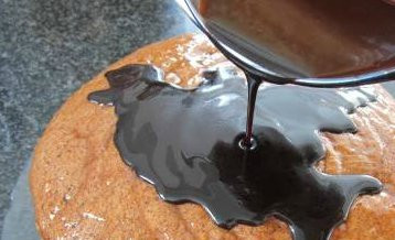 1. Этап. Торт Шифоновая Прага: Торт залить глазурью и остудить.