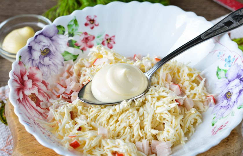 1. Этап. Гренки с крабовыми палочками: Добавьте майонез.