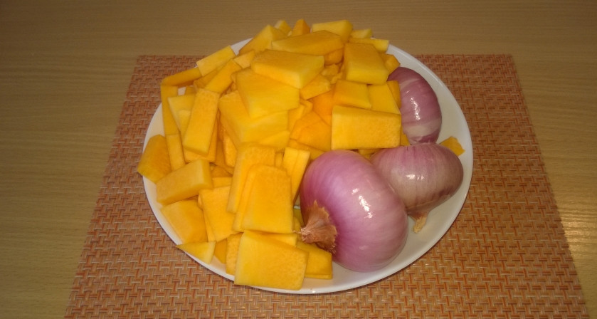 1. Этап. Тыква, жаренная с луком: 1. Подготовьте ингредиенты.