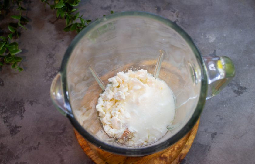 1. Этап. Яблочный пирог без муки и сахара: В блендер к овсяным хлопьям добавьте куриные яйца, соль, сахарозаменитель, разрыхлитель, творог и кефир. Измельчите все до однородной массы.