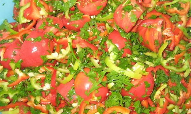 1. Этап. Солянка с помидорами: Томаты вымойте, мелкие разрежьте пополам, а крупные — на три-четыре части. Положите помидоры в большую миску. Болгарский и стручковый перец вымойте, удалите серединку и натрите на специальной терке или порежьте полукольцами. Положите к помидорам. Также добавьте в миску рубленную петрушку, посолите, поперчите ингредиенты и хорошенько перемешайте.