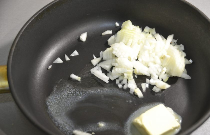 1. Этап. Перепечи с грибами: На разогретую сковороду положите кусочек сливочного масла и столовую ложку растительного, обжаривайте до полуготовности репчатый лук.