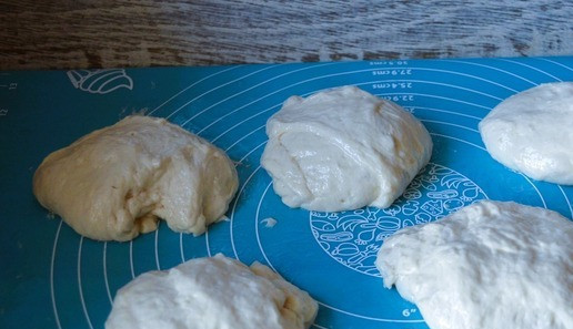 1. Этап. Венгерские лепёшки Лангош: На силиконовом коврике тесто разделить на 5 частей.