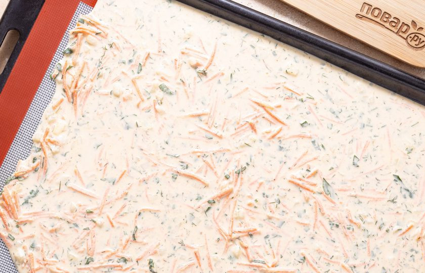 1. Этап. Хлебцы без глютена из пшена: Выложите равномерно получившуюся массу на силиконовый или тефлоновый коврик. Либо смажьте противень растительным маслом. Сверху тесто можно немного сбрызнуть оливковым маслом. Выпекайте хлебцы в разогретой до 190 градусов духовке 40-50 минут до золотистого цвета.