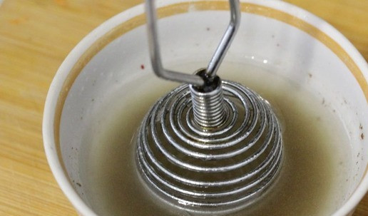 1. Этап. Капустно-морковный салат с яблоком: Приготовить заправку. В небольшой миске смешать венчиком лимонный сок, сахар, перец и соль. Добавить оливковое масло и ещё раз перемешать. Дать постоять заправке минут 10, затем ещё раз попробовать и отрегулировать баланс вкуса при необходимости.