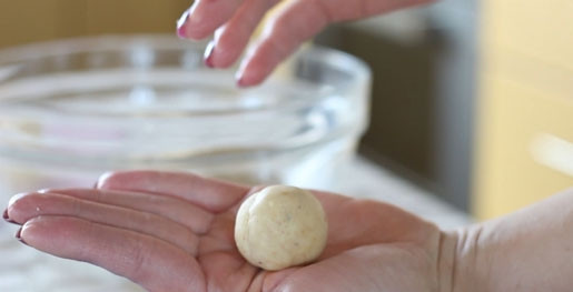 1. Этап. Попкейк: 4. Теперь начинаем формировать шарики любого размера. Попкейки должны быть в диаметре (по классическому рецепту) не более 3 сантиметров.