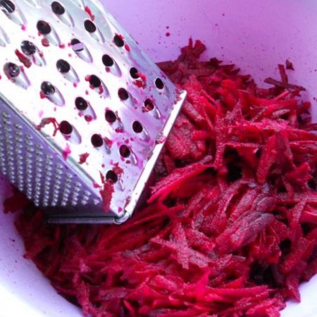 1. Stage. Beetroot Appetizer: Grate beets on a coarse grater or on a Korean carrot grater.