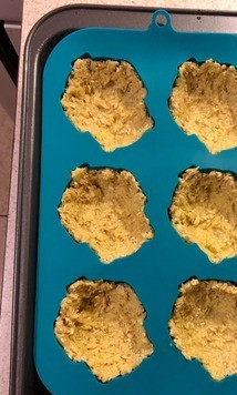 1. Этап. Инвертированные тарталетки Кролецыпы: 4. Разогреваем духовку при 150С. 5. Натираем яблоко на мелкой терке. 6. Смешиваем все ингредиенты и заполняем силиконовые формочки, покрыв только дно и боковые стороны. Примечание: так как у меня теста получается больше, чем формочек с кроликами, то остатки были использованы для других формочек в виде мишек, сердечка и т. д. Силиконовые формы устанавливаю в металлический противень и на дно наливаю немного воды, чтобы была вся поверхность покрыта. Если любите поджаристые формочки, то воду можете не наливать. Я предпочитаю 