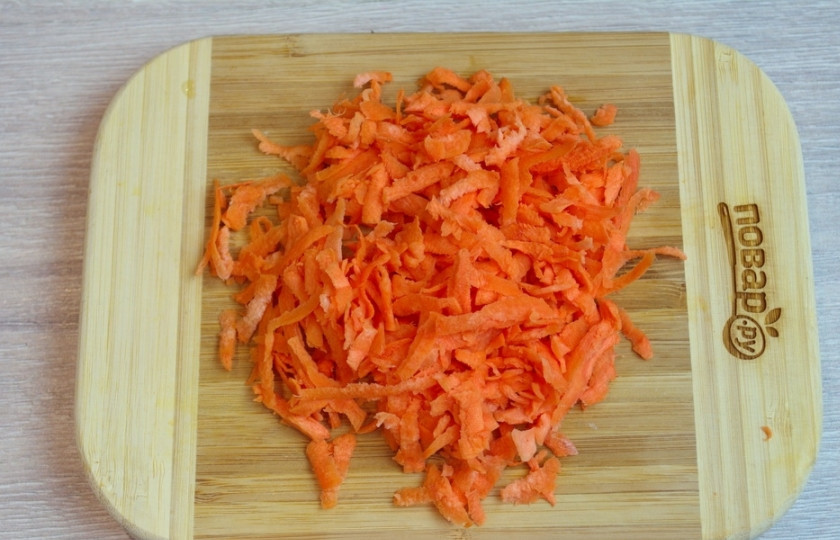 1. Этап. Суп с фасолью и лапшой: Морковь натрите на крупной терке.