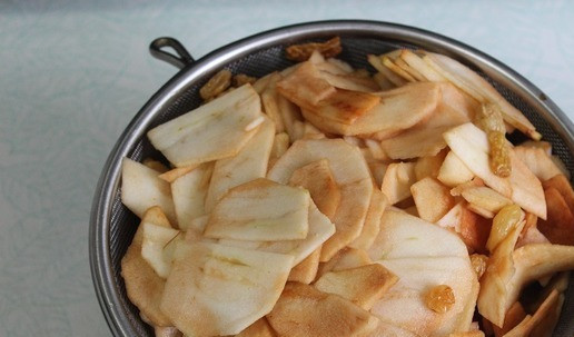 1. Этап. Яблочный пирог Хмельной: Достать яблоки выложить в дуршлаг, чтобы стек сок - его не выливать!!!