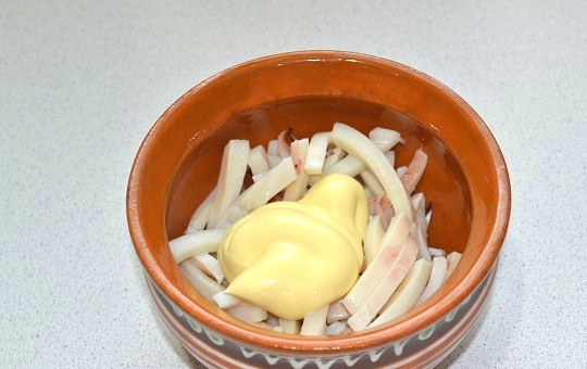 1. Этап. Салат Нежность с кальмарами: 5. Добавьте майонез и перемешайте.