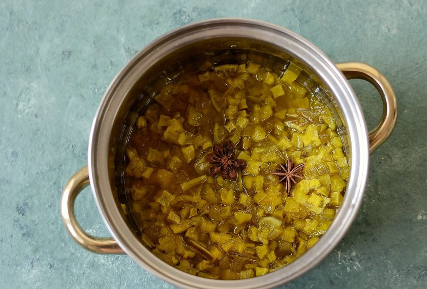 1. Этап. Варенье с кабачком и ананасом: В последний раз добавьте бадьян, доведите до кипения и варите 20 минут.