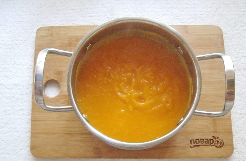 1. Этап. Тыквенный суп-пюре с мясом: Взбейте овощи погружным блендером до консистенции пюре.