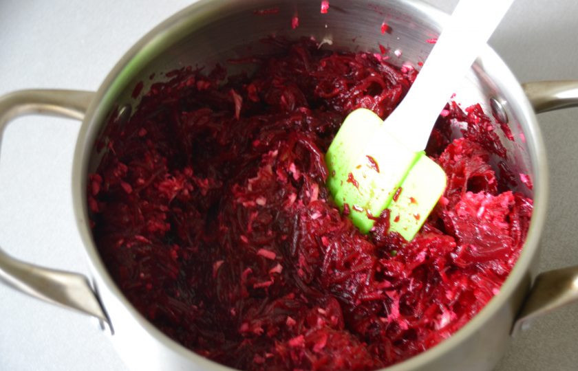 1. Этап. Свекла с хреном и чесноком: Добавьте чеснок к свекле и хрену, хорошо перемешайте, прогрейте до температуры 60-70 градусов.