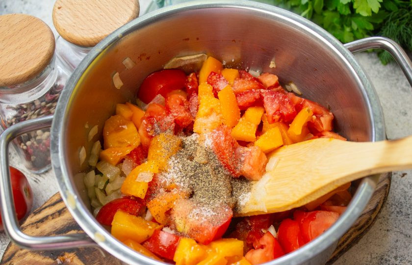 1. Этап. Чесночно-томатный чатни: Добавьте соль, черный молотый перец и сахар. Доведите до кипения и варите при небольшом нагреве минут 15, до мягкости овощей.