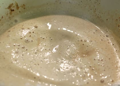 1. Этап. Кролик в горчичном соусе с коньяком: Затем влейте коньяк в сливки, 2 ст.л горчицы и сливочное масло.