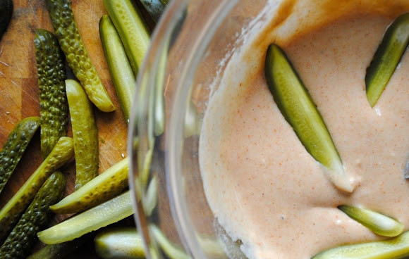 1. Этап. Соленые огурцы в кляре: Из муки, воды, специй замесить кляр. Опустить в него огурцы.