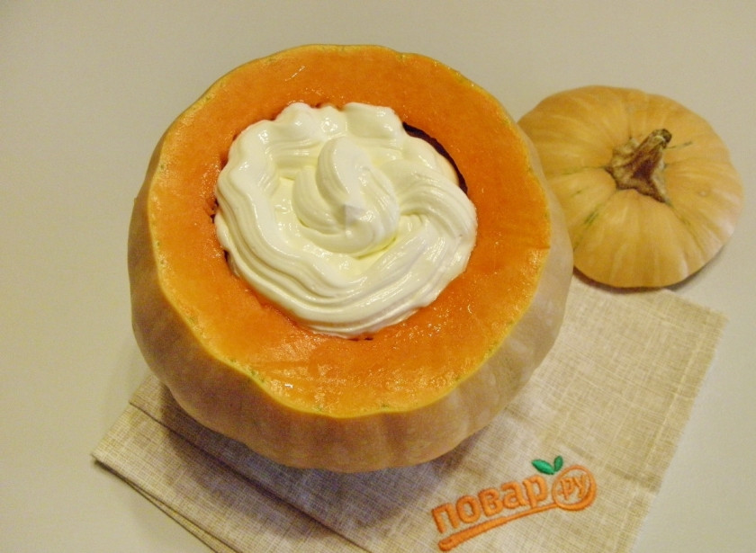 1. Этап. Тыква, запеченная целиком, с начинкой: Залейте стаканом кипятка или водой от варки картофеля (ее предварительно доведите до кипения). Сверху распределите сметану. Накройте крышечкой тыкву, оберните фольгой и отправьте в духовку на 1,5 часа. Температура запекания — 180 градусов.