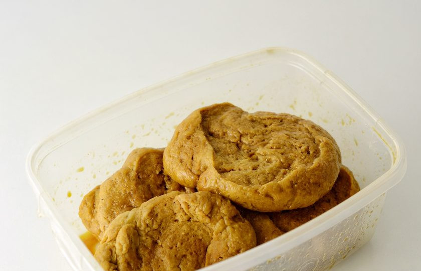 1. Этап. Вегетарианское мясо: Остудите кусочки. Для маринада смешайте яблочный уксус, растительное масло и соевый соус. Оставьте кусочки в маринаде минимум на час.