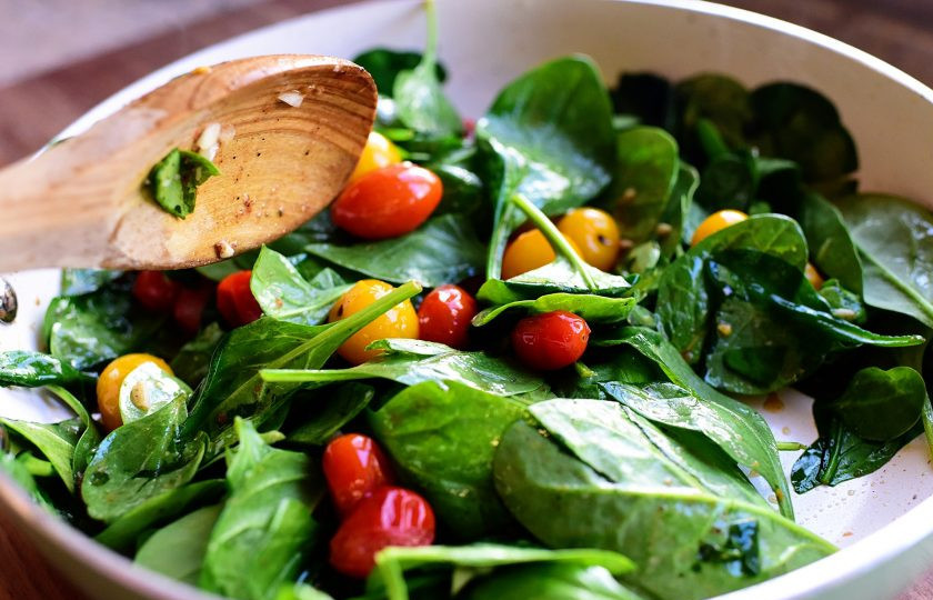 1. Этап. Куриная грудка в хрустящей панировке с сыром: 10. Добавьте шпинат и измельченный чеснок к помидорам, протушите минут 5 и подавайте овощи с сочной куриной грудкой к столу.