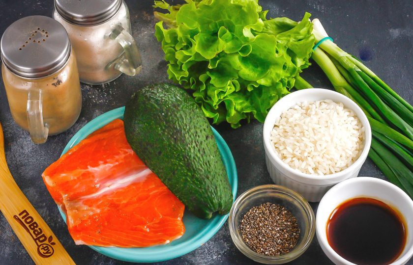 1. Этап. Боул с лососем и авокадо: Подготовьте указанные ингредиенты. Вместо семян чиа можно использовать кунжут.