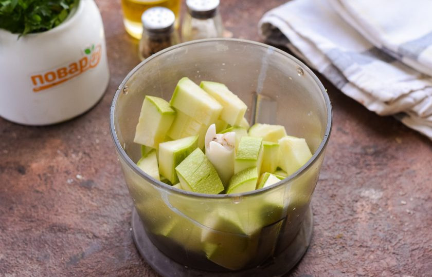 1. Этап. Оладьи из кабачков в блендере: Кабачок сполосните и просушите, нарежьте небольшими кубиками и переложите в чашу блендера.