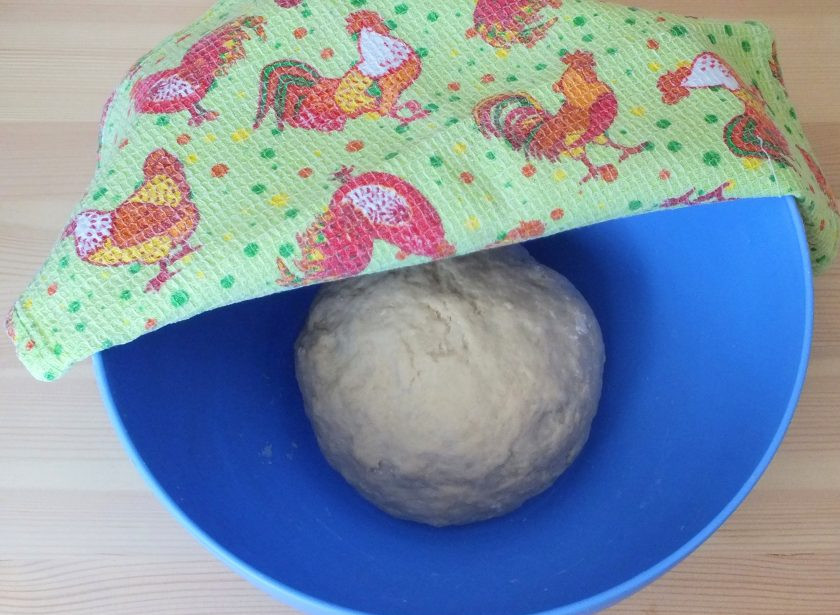 1. Этап. Бурма с мясом в духовке: Замесите крутое тесто, накройте полотенцем и оставьте на 20 минут при комнатной температуре.