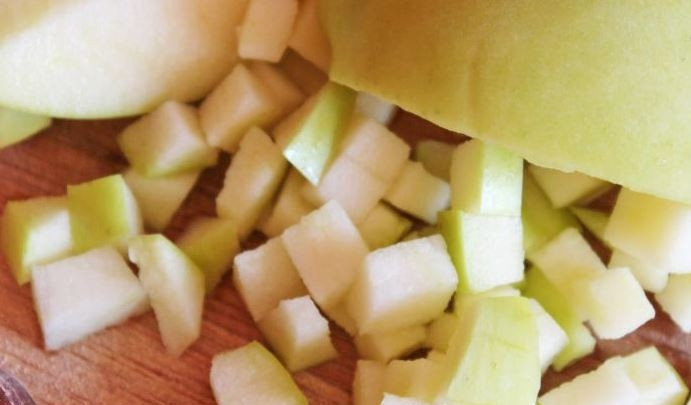 1. Этап. Салат с говяжьим языком и огурцами: Яблоки вымойте и обсушите. Берите зеленые сорта, такие как 