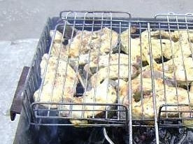 1. Этап. Шашлык из сома: Затем рыбу раскладываем на решетку и жарим на средних углях. Чтобы рыба получила бронзовый оттенок, советуют добавить ст. ложку сахарной пудры. Жариться сом достаточно быстро.