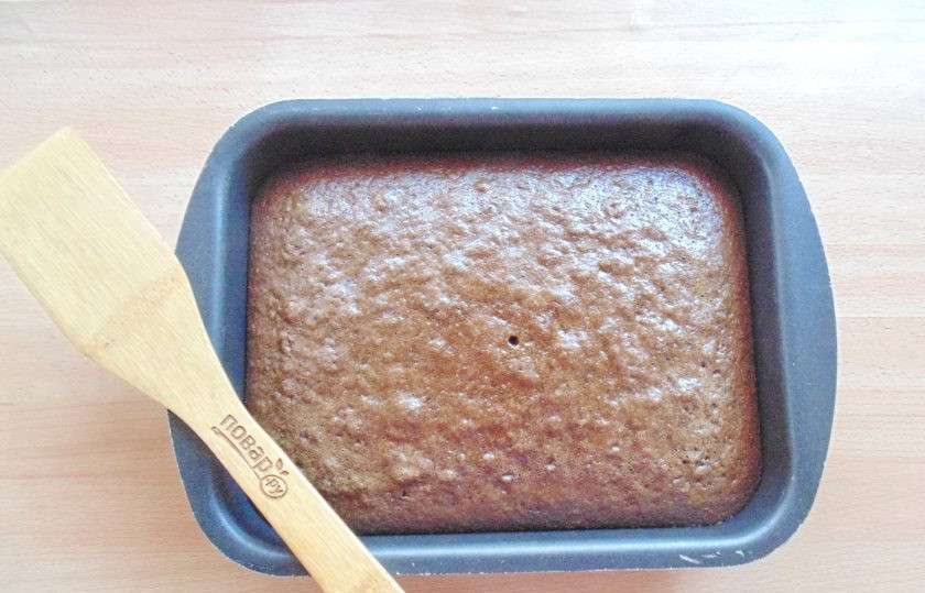 1. Этап. Торт Графские развалины с ананасами: Выпекайте корж в духовке, заранее разогретой до 175-180 градусов 35-40 минут. Готовность проверяйте палочкой. При накалывании коржа она должна выходить сухой.